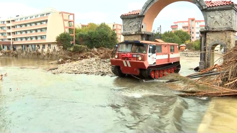 Патрул с амфибията из курорта Елените