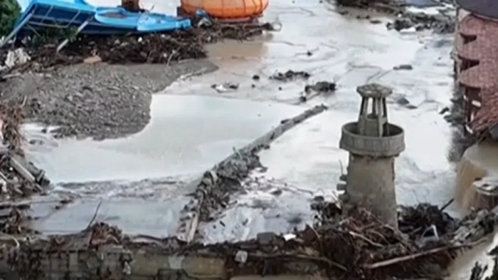 "Елените": Водопад се спуска от големи бетонни късове