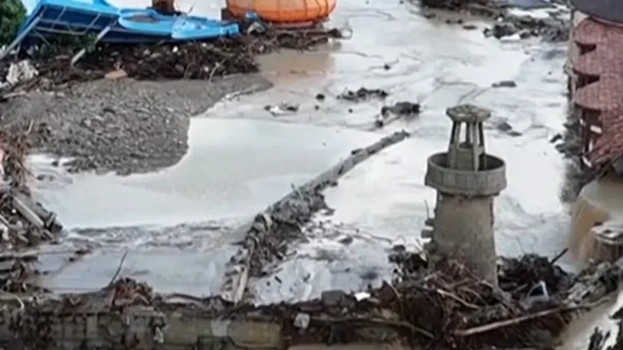 "Елените": Водопад се спуска от големи бетонни късове