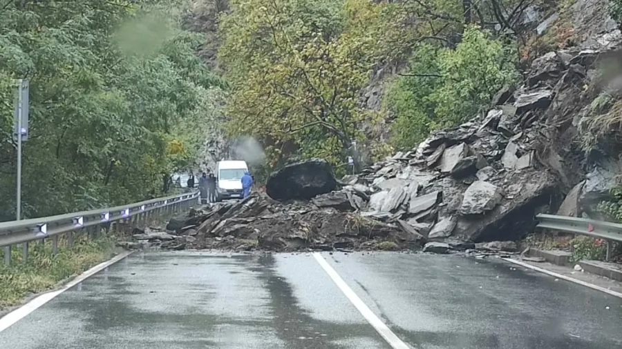 Срутила се скална маса блокира пътя Асеновград - Смолян