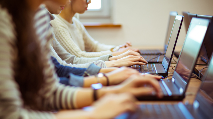 МОН отваря ИТ програма за ученици от 10 клас