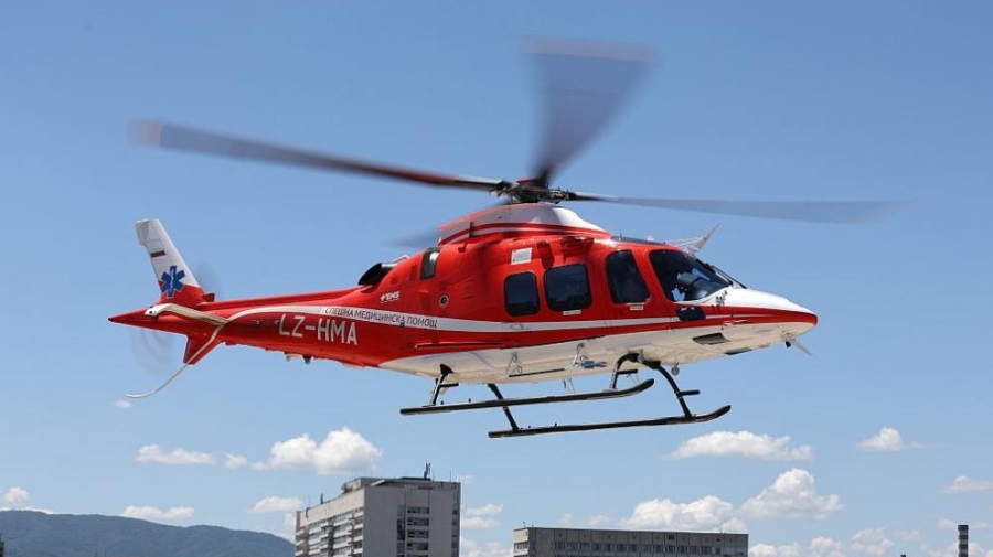 Въздушна линейка транспортира пострадал възрастен човек