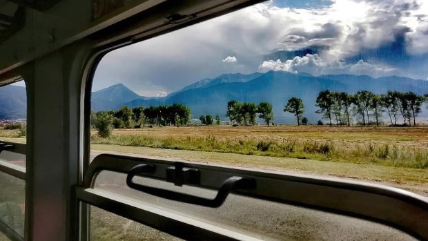 В България е едно от най-живописните влакови пътувания в света и е само 10 лева