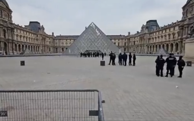 Като на филм: За 7 минути бандити ограбиха ценности от Лувъра, изчезнаха на мощни мотори