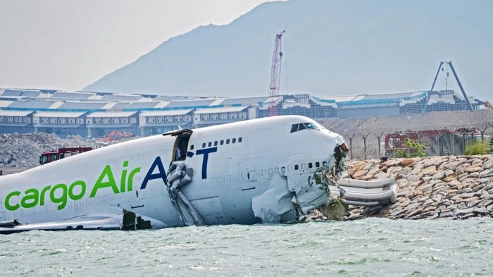 Товарен самолет излезе от пистата на летище Хонконг, поне двама са загинали