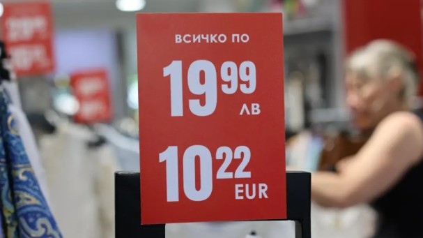 Плащаме в две валути само през януари, двойните етикети - до август