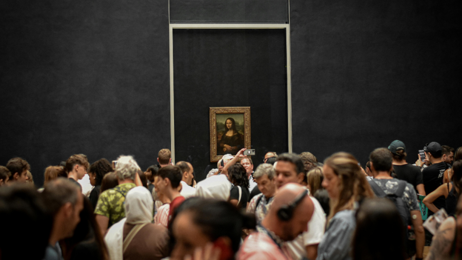 Лувърът отвори врати за първи път след кражбата на бижута