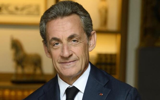 Двама лични гардове бдят над Саркози в затвора, настанени в съседна килия