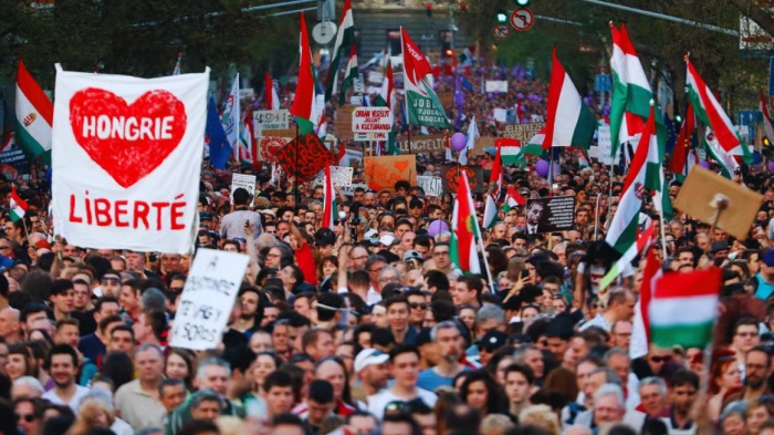 Унгария трепти пред изборите: Орбан и Мадяр мобилизират хиляди в Будапеща