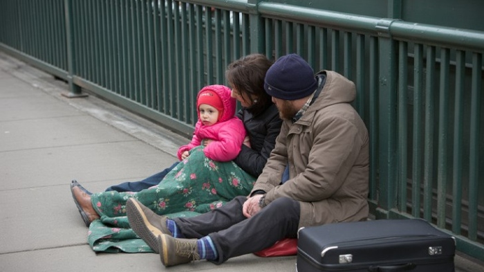 Българите са втори в ЕС по брой на хората, които се определят като бедни