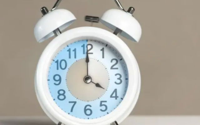 Върнахте ли стрелките час назад? Тази нощ преминахме към зимното часво време