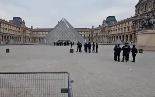 Хванаха двама за "кражбата на века" в Лувъра