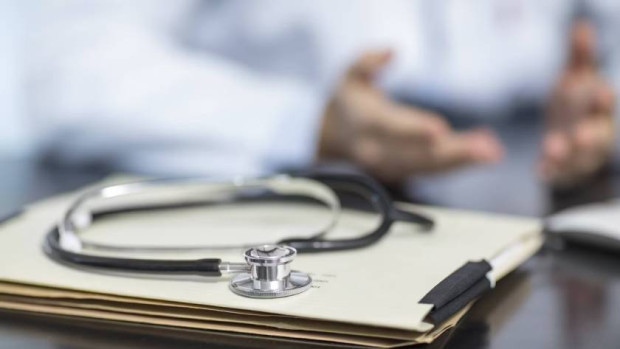 Как да проверим дали даден лекар работи с НЗОК и приема ли пациенти с направление?