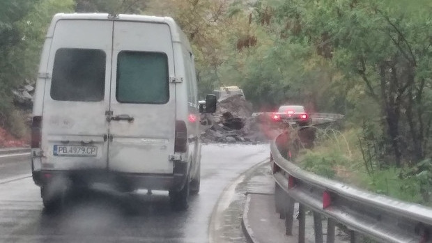 Изцяло затвориха пътя Асеновград - Смолян