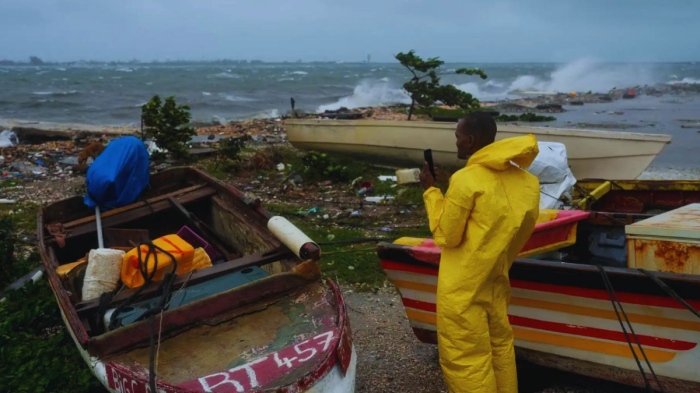 Мелиса заплашва Куба с опасни ветрове и приливни вълни след опустошенията в Ямайка