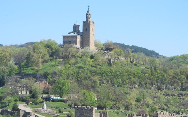 Мъж падна от скала в крепостта „Царевец”, в тежко състояние е