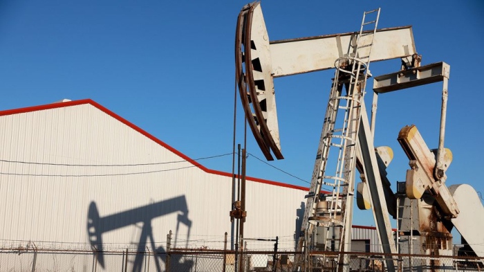 Петролът възстанови част от загубите си