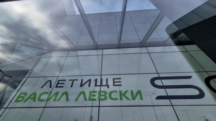 Бурен вятър отмени и пренасочи полети от и до София