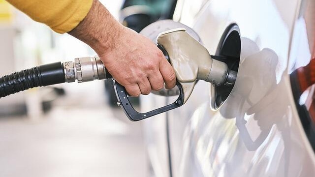 Горивата у нас поскъпват, Сърбия е на прага на криза