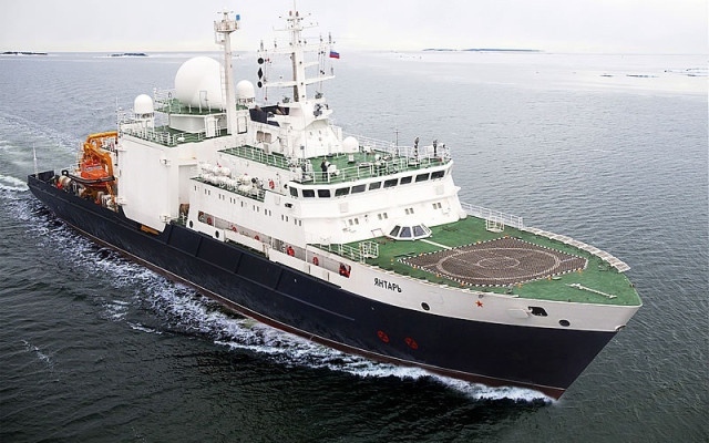 Руски шпионски кораб  заслепи британски военни пилоти край Шотландия. Какво се знае за "Янтар"?