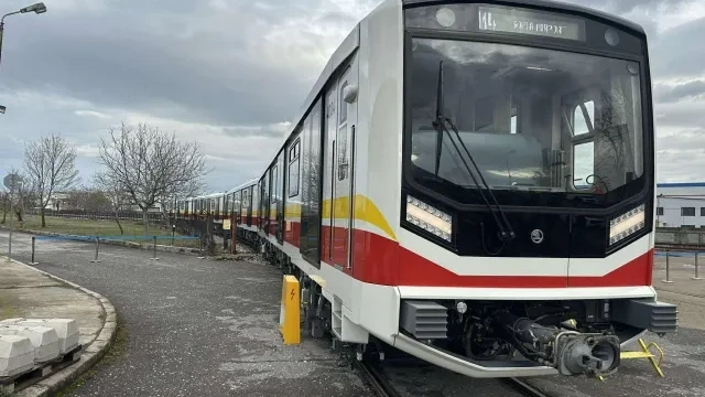 Първият от осемте нови влака за метрото вече е в София