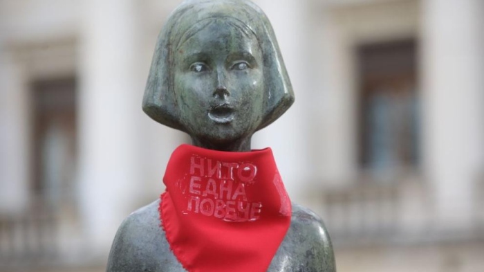 „Нито една повече“: С ленти с надпис осъмнаха статуи в София