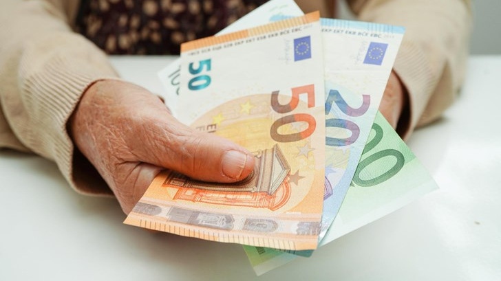 Изплащат пенсиите за януари в евро без подаване на документи