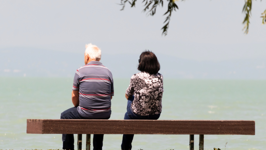 Правителството отпусна коледни добавки към пенсиите