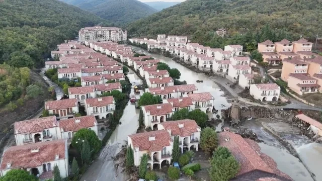 След потопа в „Елените“: 370 от 400 проверени строежа се оказаха върху реки и дерета