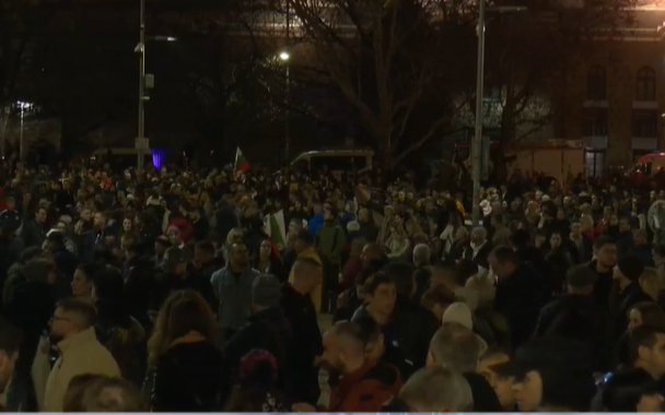 НА ЖИВО Голям протест пред парламента