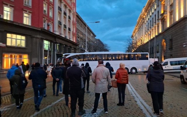 Полицията блокира Ларгото с печално известния "бял автобус"
