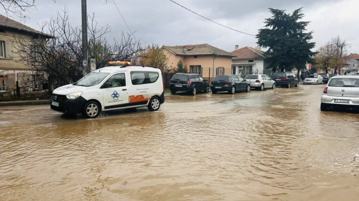 Бедствено положение в Петрич и Сандански след проливни дъждове и разрушен язовир