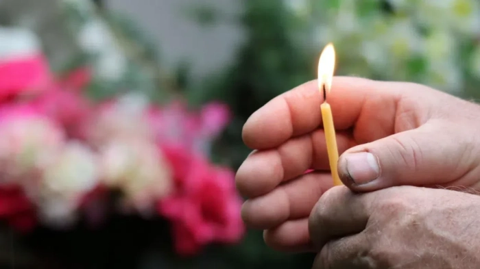 Венци и цветя за погубеното семейство край Пловдив, ясно е какво се случва с оцелялото момиченце