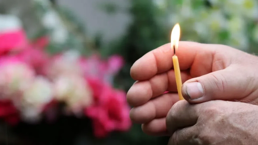 Венци и цветя за погубеното семейство край Пловдив, ясно е какво се случва с оцелялото момиченце