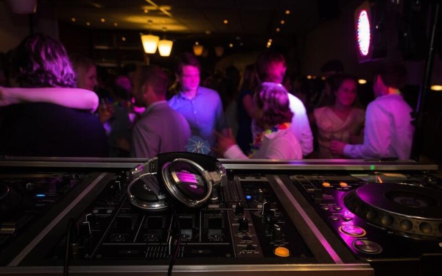 60-85 лв. кувертът за вечеря, 100-140 лв. стаята: Колко ще струва 8 декември на студентите?