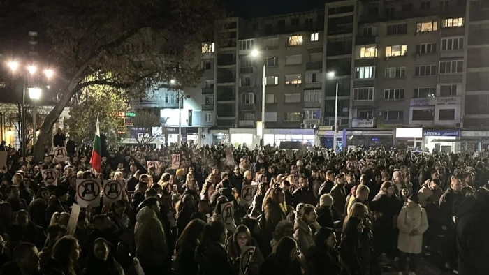Площад "Съединение" в Пловдив се оказа тесен за протестиращите