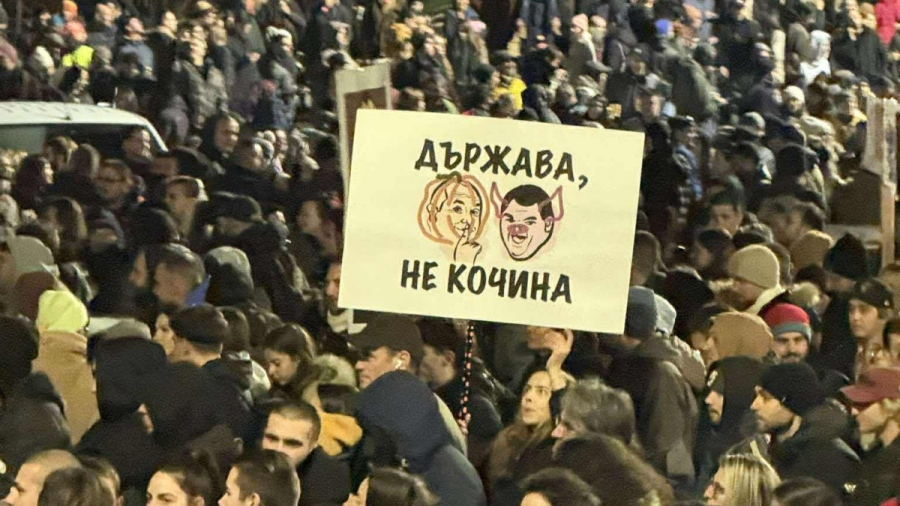 Протестите ескалираха! Бомбички във Варна, димки и факли в София