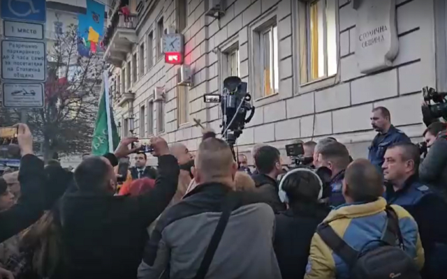 Граждани отново на протест пред Столична община против разширяването на синя и зелена зона