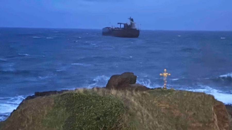 Поразен от Украйна с морски дронове санкциониран танкер „Kairos“ заседа край Ахтопол