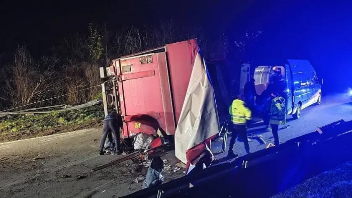 На косъм! ТИР с пратки се обърна на пътя