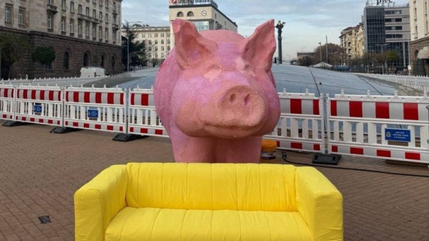 Голям жълт диван ще очаква посланията на народа към Слави Трифонов