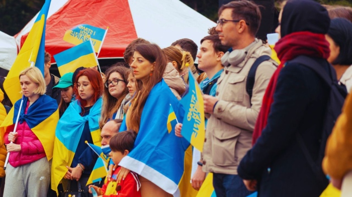 Повечето украинци готови да изтърпят войната, Зеленски запазва силна подкрепа