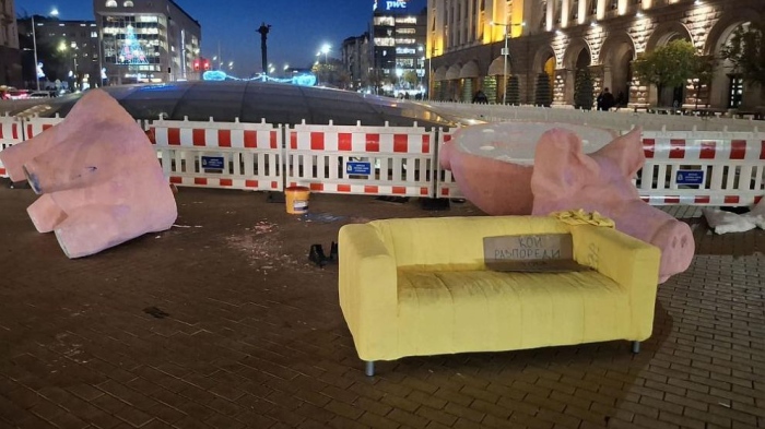 Разрушиха прасе-касичката в Триъгълника на властта