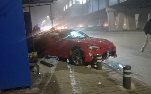 Кола се вряза в автобусна спирка в София