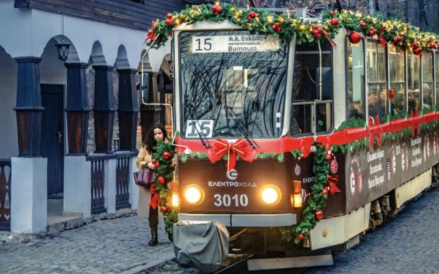 Коледен трамвай, коледни влакчета и ретро автобуси в София