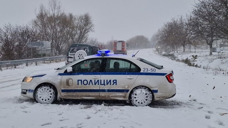 Сняг и силен вятър затрудняват движението в Североизточна България