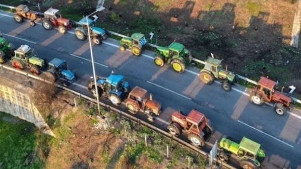 Гръцките фермери блокираха пътища и на Коледа