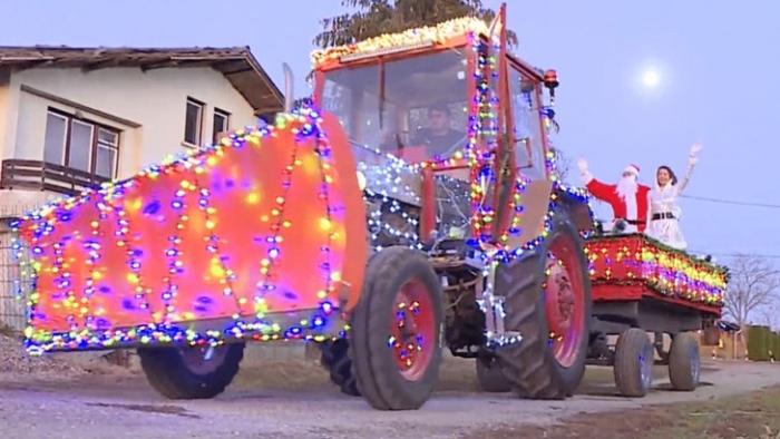 Коледният трактор в Сандрово разнася подаръци по домовете днес