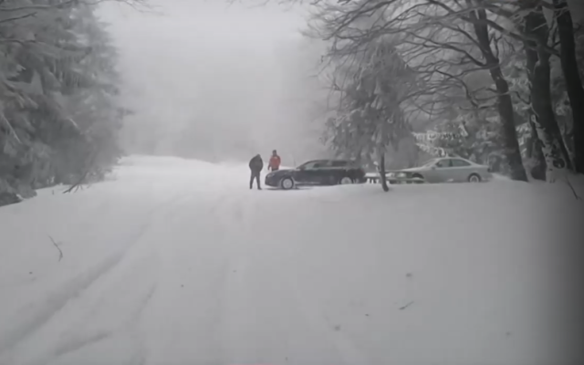 Безразсъдни дрифтове и офроуд превръщат планински пътища в скъп капан за автомобили
