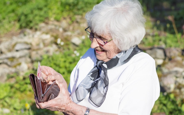 Изплащат първите пенсии в евро от 7 януари